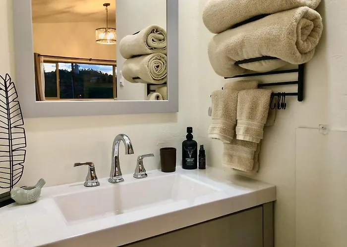 Appartement Eagles Nest Casita Luxury King Memory Foam Bed Feather Pillows & Duvet Amazing Views, Private Balcony, Great Location & Dog Friendly *