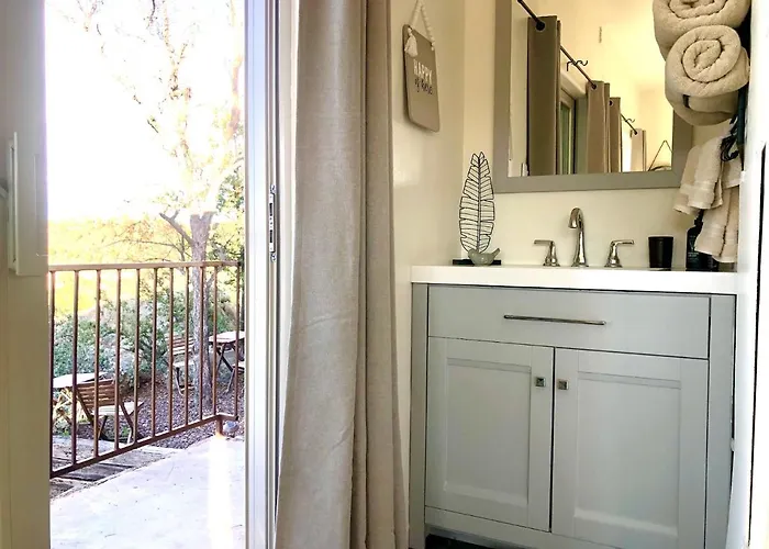 Eagles Nest Casita Luxury King Memory Foam Bed Feather Pillows & Duvet Amazing Views, Private Balcony, Great Location & Dog Friendly