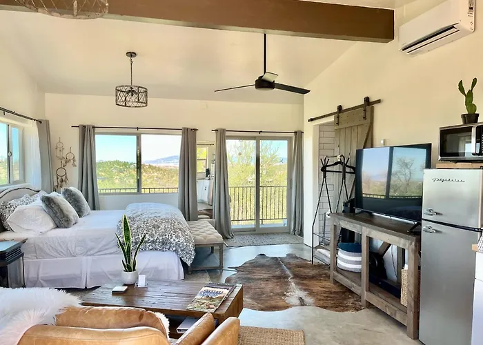 Eagles Nest Casita Luxury King Memory Foam Bed Feather Pillows & Duvet Amazing Views, Private Balcony, Great Location & Dog Friendly Prescott