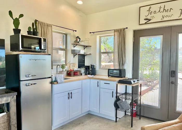 Eagles Nest Casita Luxury King Memory Foam Bed Feather Pillows & Duvet Amazing Views, Private Balcony, Great Location & Dog Friendly * Prescott