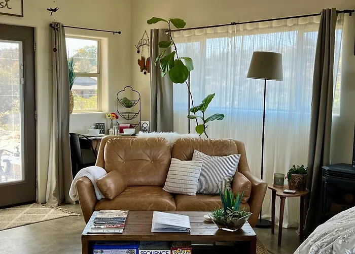 Appartement Eagles Nest Casita Luxury King Memory Foam Bed Feather Pillows & Duvet Amazing Views, Private Balcony, Great Location & Dog Friendly *