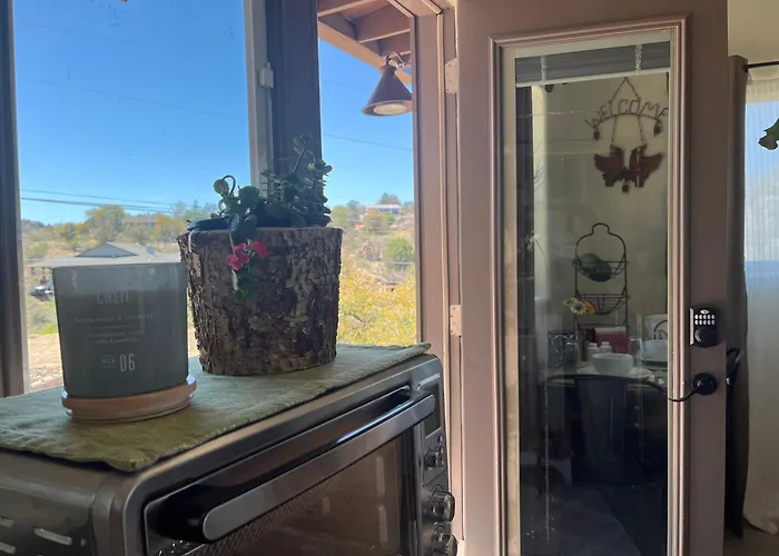 Eagles Nest Casita Luxury King Memory Foam Bed Feather Pillows & Duvet Amazing Views, Private Balcony, Great Location & Dog Friendly Appartement Prescott
