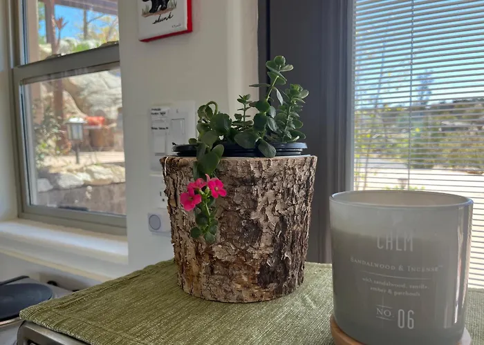 Eagles Nest Casita Luxury King Memory Foam Bed Feather Pillows & Duvet Amazing Views, Private Balcony, Great Location & Dog Friendly Appartement Prescott