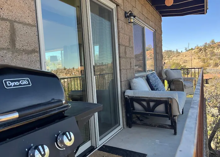 Eagles Nest Casita Luxury King Memory Foam Bed Feather Pillows & Duvet Amazing Views, Private Balcony, Great Location & Dog Friendly Appartement Prescott