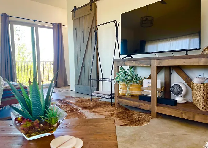 Eagles Nest Casita Luxury King Memory Foam Bed Feather Pillows & Duvet Amazing Views, Private Balcony, Great Location & Dog Friendly